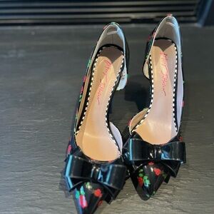 Betsey Johnson Red And Black Relay Rose Stiletto Pumps Womens Size 7, Excellent